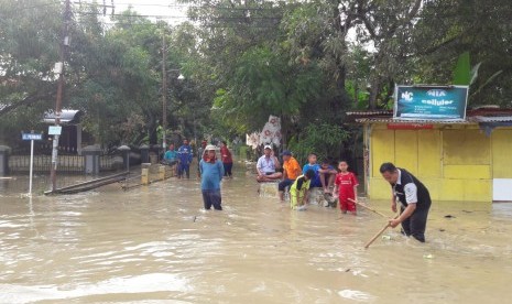 Luapan sungai Cimanuk merendam ribuan rumah warga di empat desa di Kabupaten Indramayu, Senin (8/4). Banjir juga membuat jalan provinsi penghubung Kecamatan Indramayu - Kecamatan Jatibarang ditutup karena terendam. 