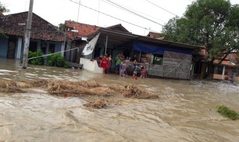 Luapan sungai Cimanuk merendam ribuan rumah warga di empat desa di Kabupaten Indramayu, Senin (8/4). Banjir juga membuat jalan provinsi penghubung Kecamatan Indramayu - Kecamatan Jatibarang ditutup karena terendam. 