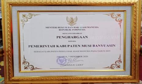 Luar biasa, kata inilah yang pantas disampaikan atas kepedulian terhadap perempuan dan anak di Kabupaten Musi Banyuasin (Muba). Pasalnya, atas penilaian Kabupaten Peduli Hak Asasi Manusia (HAM) oleh Kementerian Hukum dan HAM (Kemenkum-HAM), Muba meraih skor paripurna yakni 100 persen atas kepeduliannya kepada perempuan dan anak.  