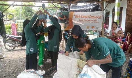 Penyetoran dan penimbangan sampah di bank sampah (ilustrasi)