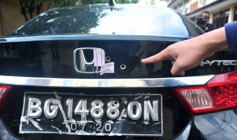 Lubang bekas peluru pada mobil yang menjadi barang bukti kasus penembakan mobil di Lubuk Linggau, di Mapolda Sumsel, Palembang, Jumat (21/4).