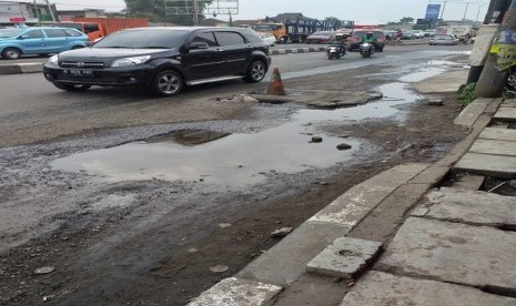 Lubang di pinggir jalan Sultan Agung Kota Bekasi