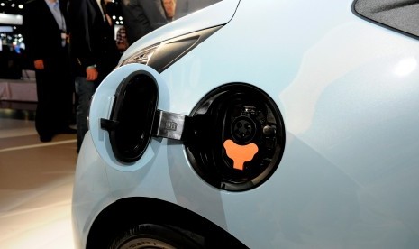 Lubang pengisian listrik untuk kendaraan tipe electric vehicle.