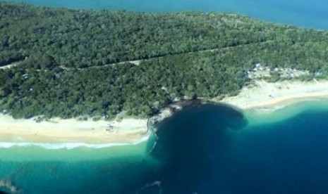 Lubang runtuhan besar menelan kendaraan yang berkemah di Inskip Point, Queensland. 