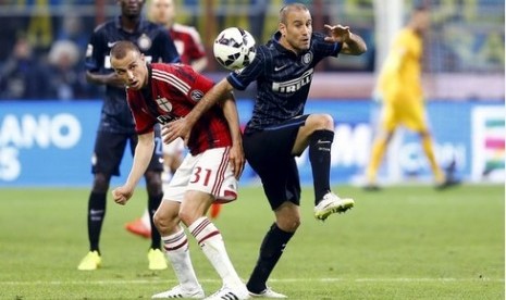 Luca Antonelli (kiri) saat menjaga striker Inter Milan Rodrigo Palacio