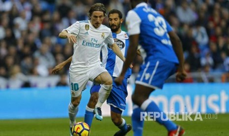 Luca Modric menggiring bola  pada laga La Liga melawan Depot tivi La Coruna di Santiago Bernabeu Stadium, Madrid. 