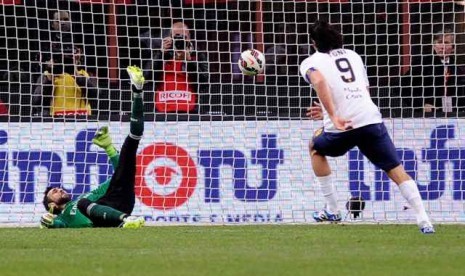 Luca Toni saat membobol gawang AC Milan dengan tendangan Panenka, Ahad (8/3) WIB.