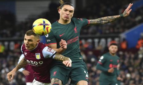  Lucas Digne dari Aston Villa (kiri) berebut bola dengan pemain Liverpool Darwin Nunez pada pertandingan sepak bola Liga Premier Inggris antara Aston Villa dan Liverpool di Villa Park di Birmingham, Inggris, Selasa (27/12/2022) dini hari WIB. 