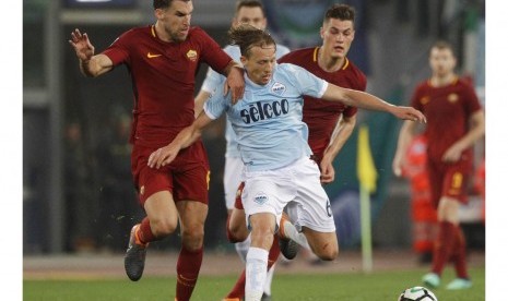 Lucas Leiva (kedua kiri) saat membela Lazio melawan AS Roma.