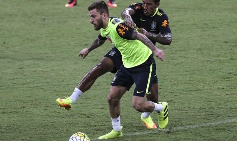 Lucas Lima pada sesi latihan timnas Brasil di Arena Amazonia di Manaus, Brasil, 04 September 2016.