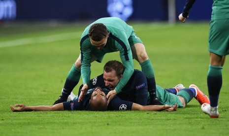 Lucas Moura (bawah, berbaring) merayakan keberhasilan Tottenham Hotspur ke final Liga Champions.