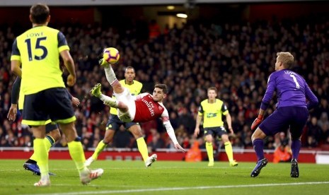 Lucas Torreira mencetak gol dari tendangan salto yang memastikan kemenangan Arsenal atas Huddersfield.