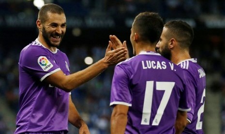 Lucas Vazquez (tengah) bersama Karim Benzema (kiri).