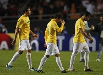 Lucio, Fred, Andre Santos meninggalkan lapangan usai kalah dari Paraguay