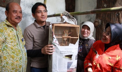 Lucky Hakim menyerahkan hewan langka Tarsius ke Kebun Binatang Ragunan 