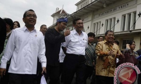 Luhut Panjaitan berbincang dengan Walikota Bandung, Ridwan Kamil