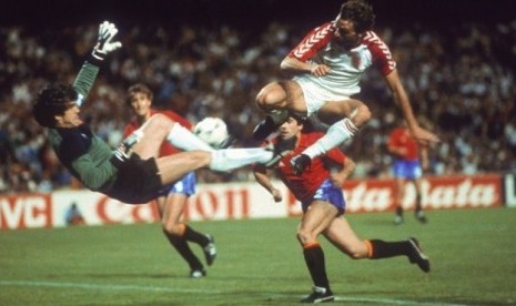 Luis Arconada, kiper timnas Spanyol, melakukan penyelamatan gemilang dalam laga semifinal Piala Eropa 1984 lawan Denmark. Spanyol menang 5-4 lewat adu penalti setelah skor 1-1 tidak berubah hingga babak tambahan waktu.