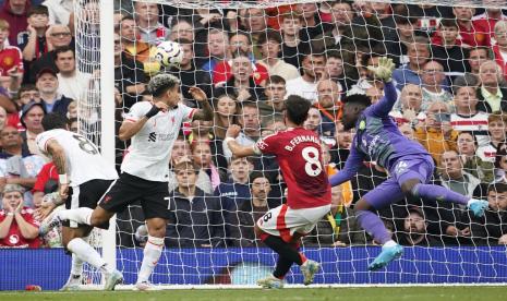 Luis Diaz dari Liverpool (kedua kiri) mencetak gol pembuka timnya dalam pertandingan sepak bola Liga Primer Inggris kontra Manchester United di Old Trafford, Manchester, Ahad 1 September 2024.