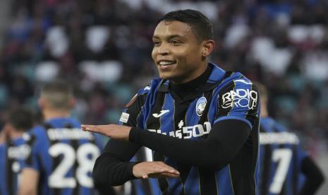 Luis Muriel dari Atalanta merayakan setelah ia mencetak gol pertama timnya selama pertandingan sepak bola perempat final Liga Europa antara RB Leipzig dan Atalanta, di Leipzig, Jerman, Kamis, 7 April 2022. 