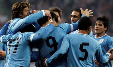 Luis Suarez (9), melakukan selebrasi bersama rekannya dalam pertandingan persahabatan antara Polandia dan Uruguay di PGE Arena Stadium, Gdansk, Polandia, 14 November 2012