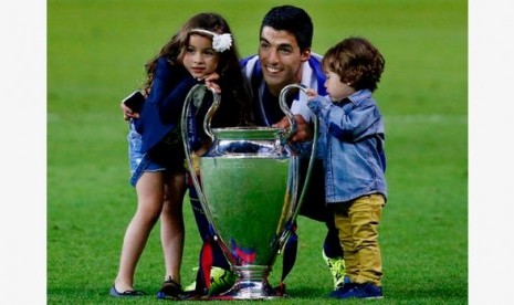 Luis Suarez bersama kedua anaknya usai menjuarai Liga Champions.