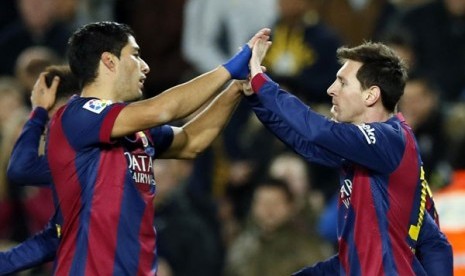 Luis Suarez dan Messi rayakan kemenangan