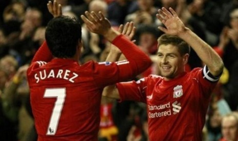 Luis Suarez dan Steven Gerrard (kanan) saat masih bersama di Liverpool. Suarez dan Gerrard kemungkinan akan reuni di Aston Villa musim depan.