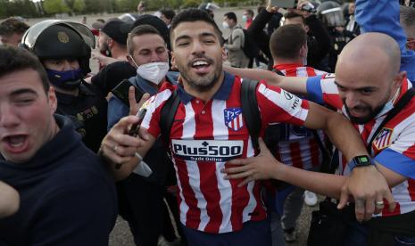  Luis Suarez dari Atletico Madrid merayakan dengan para pendukung setelah pertandingan sepak bola La Liga Spanyol antara Atletico Madrid dan Valladolid di stadion Jose Zorrilla di Valladolid, Spanyol, Sabtu, 22 Mei 2021. Atletico menang 2-1 dan merebut gelar La Liga Spanyol ke-11. 