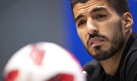 Luis Suarez dari Uruguay berbicara kepada wartawan selama konferensi pers sebelum pelatihan resmi Uruguay pada malam babak 16 pertandingan antara Portugal dan Uruguay di Piala Dunia 2018 di Stadion Fisht di Sochi, Rusia, Jumat, 29 Juni 2018.