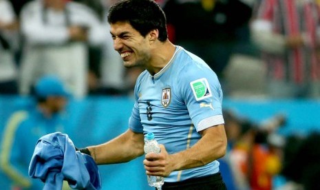 Luis Suarez dari Uruguay merayakan kemenangan mereka setelah Piala Dunia FIFA 2014 grup D pertandingan babak penyisihan antara Uruguay dan Inggris di Arena Corinthians di Sao Paulo, Brasil, Kamis (19/6).   (EPA/ Diego Azubel).