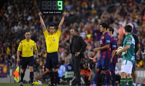 Luis Suarez (dua dari kanan) bersiap memasuki lapangan saat laga persahabatan bertajuk Joan Gamper Trophy di Camp Nou, Selasa (19/) dinihari WIB.  