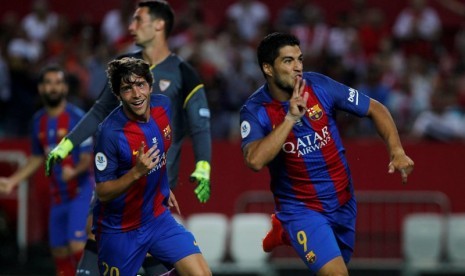 Luis Suarez (kanan) kanan merayakan golnya ke gawang Sevilla.