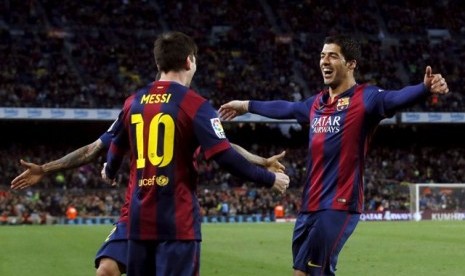 Luis Suarez (kanan) merayakan gol bersama Lionel Messi