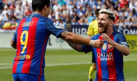 Luis Suarez (kiri) dan Lionel Messi