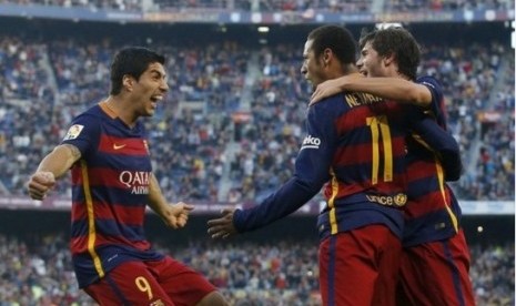 Luis Suarez (kiri) merayakan gol Neymar (tengah) bersama Sergi Roberto.