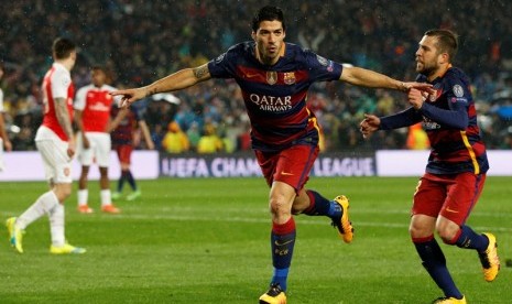 Luis Suarez (kiri) saat melawan Arsenal.