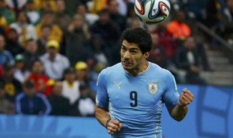 Luis Suarez menyundul bola dan berbuah gol dalam pertandingan melawan timnas Inggris di Corinthians Arena, Sao Paulo, Jumat (20/6).