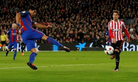 Luis Suarez saat mencetak gol lewat tendangan voli ke gawang Athletic Bilbao.