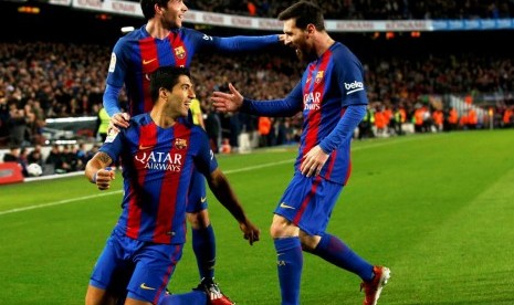 Luis Suarez (tengah) merayakan golnya bersama Lionel Messi (kanan) dan Sergi Roberto pada laga Copa del Rey kontra AThletic Bilbao, Kamis (12/1) dini hari WIB.