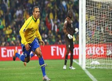 Luis Fabiano berlari usai mencetak gol ke gawang Pantai Gading.