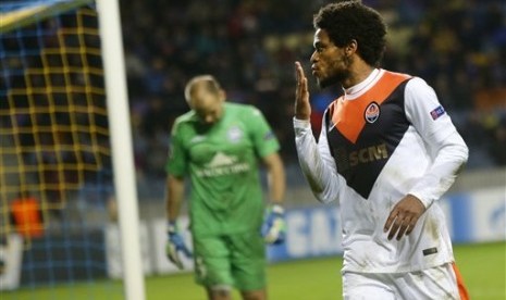 Luiz Adriano melakukan selebrasi seusai mencetakgol ke gawang BATE, Rabu (22/10) dini hari WIB