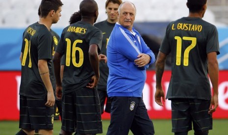 Luiz Felipe Scolari (dua kanan) 