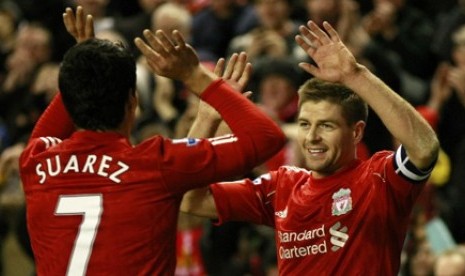 Luiz Suarez dan Steven Gerrard.