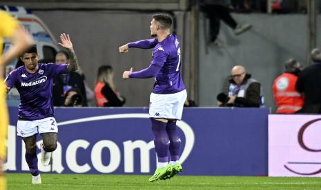 Luka Jovic dari Fiorentina, kanan, merayakan golnya ke gawang Salernitana dalam pertandingan Serie A Italia antara Fiorentina dan Salernitana di Artemio Franchi Stadium di Florence, Italia, Rabu, 9 November 2022. 