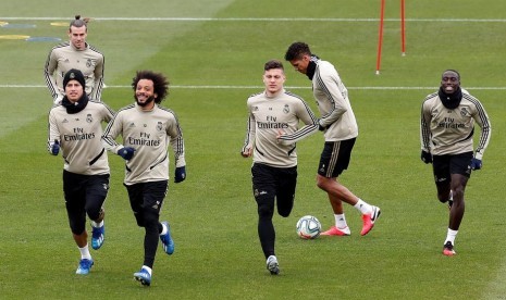 Luka Jovic (Tengah) menjalani latihan jelang laga El Classico menghadapi Barcelona di Santiago Barnabeu, Senin dinihari (2/3). 