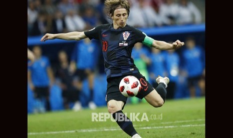 Luka Modric dari Kroasia menendang bola saat pertandingan perempat final antara Rusia dan Kroasia di Piala Dunia 2018 di Stadion Fisht, di Sochi, Rusia, Sabtu, 7 Juli 2018.