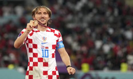 Luka Modric dari Kroasia merayakan medali tempat ketiga selama upacara penghargaan tempat ketiga Piala Dunia di Stadion Internasional Khalifa di Doha, Qatar, Sabtu, 17 Desember 2022. Kroasia mengalahkan Maroko 2-1 untuk tempat ketiga. 