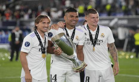  Luka Modric dari Real Madrid (kiri) Toni Kroos dari Real Madrid (kanan) dan Casemiro dari Real Madrid berpose untuk merayakan dengan trofi setelah memenangkan pertandingan sepak bola final Piala Super UEFA antara Real Madrid dan Eintracht Frankfurt di Stadion Olimpiade Helsinki, Finlandia, Kamis (11/8/2022) dini hari WIB.