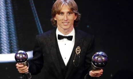 Luka Modric dengan trofi Pemain Terbaik FIFA 2018.