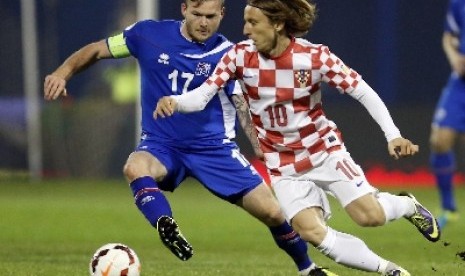 Luka Modric (kanan)